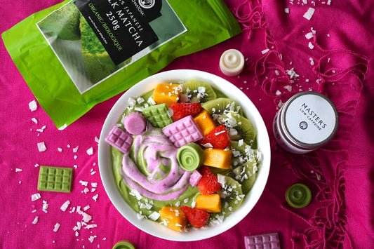 Matcha Detox Smoothie Bowl | Matcha recipes from DoMatcha & Sweetly Raw